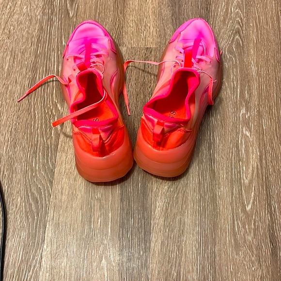 Guess Women’s Vibrant Red Sneakers Size 7.5 - Picture 6 of 14